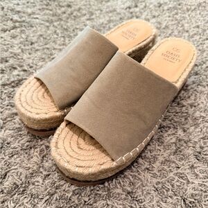 Oasis Society Women's Tan Slide Sandals